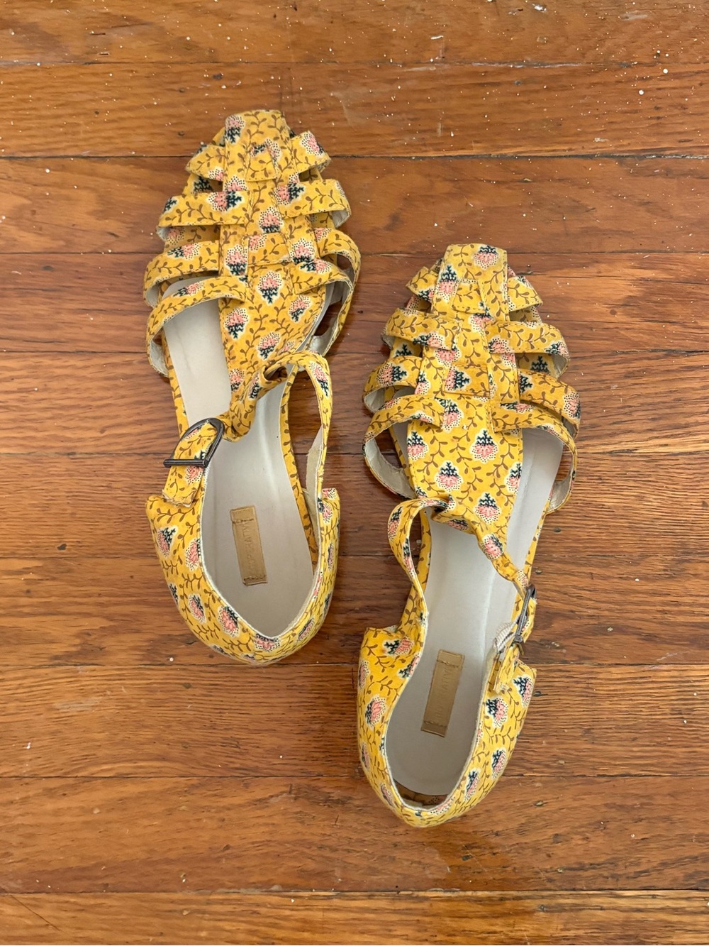 Urban Outfitters Retro-Inspired Sandals • size 9
